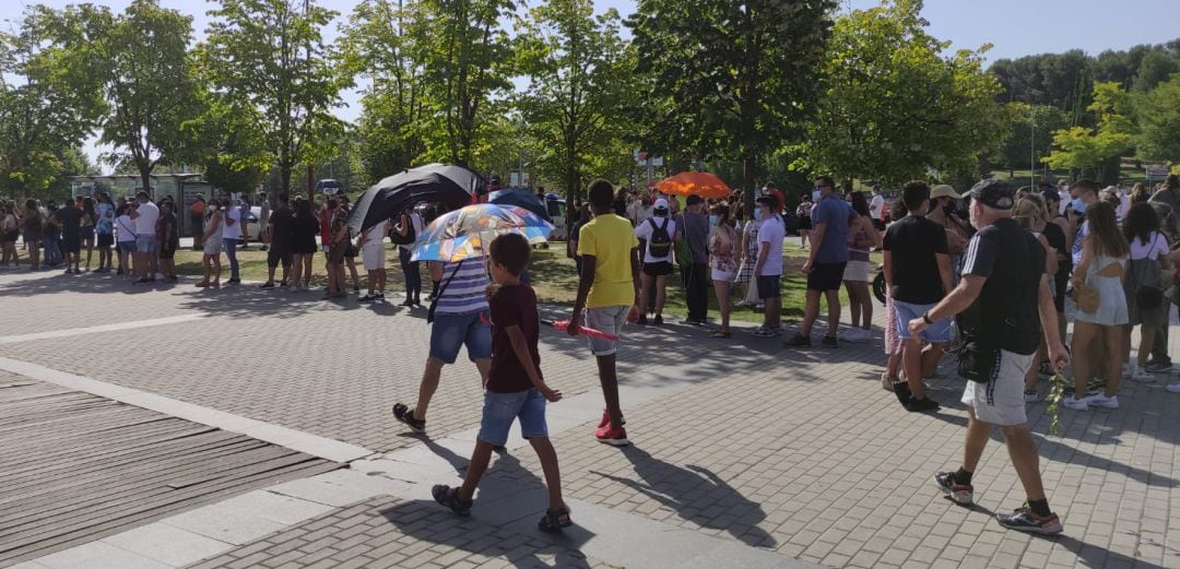 Cola de vacunación en el Miguel Delibes en Valladolid