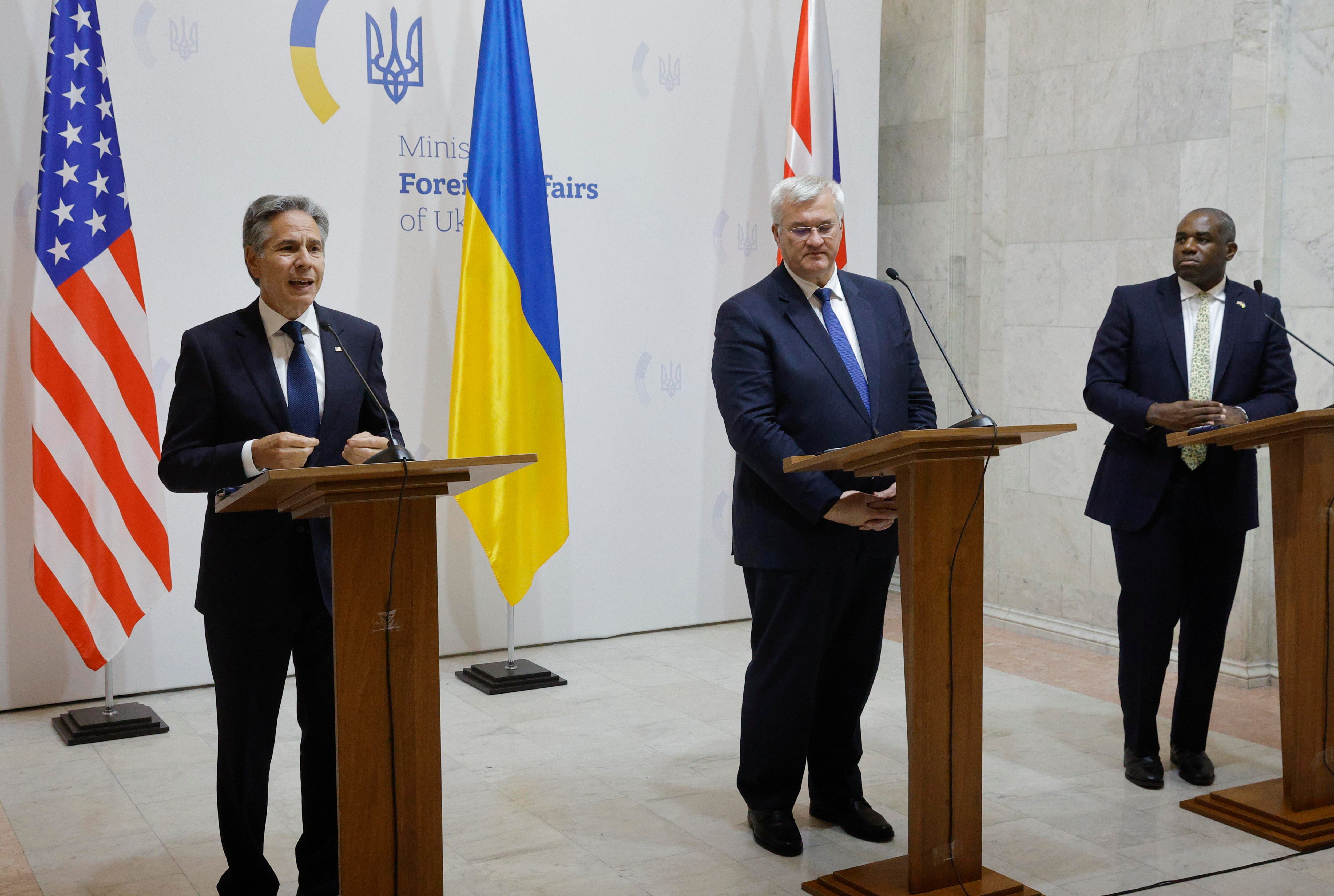 Anthony Blinken, Andrii Sybiha, y David Lammy en la rueda de prensa en Kiev, Ucrania