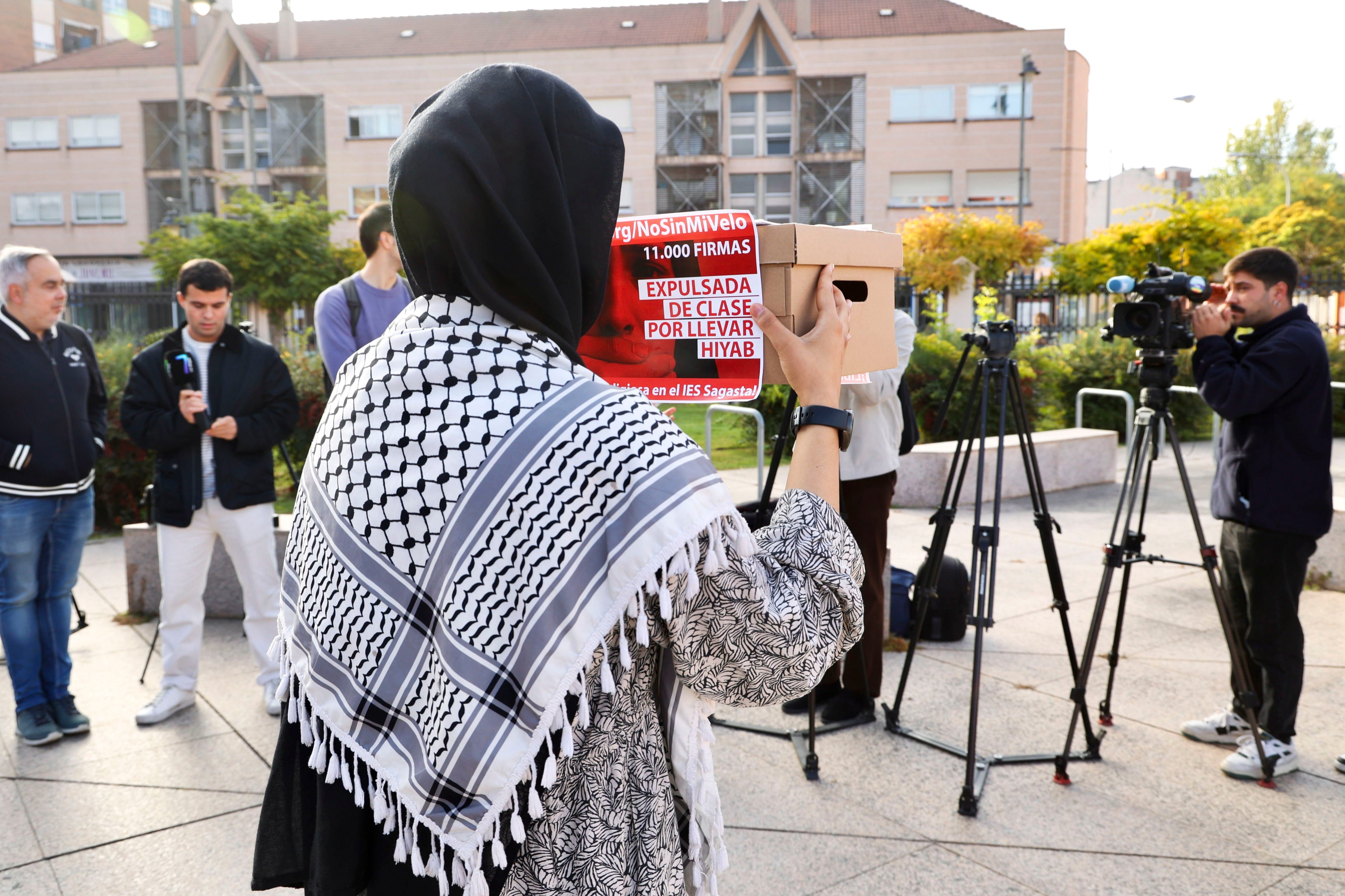 LOGROÑO 15/10/2025.- Eman Akram, la estudiante riojana de 17 años expulsada de clase por llevar velo islámico entrega 11.000 firmas en la Consejería de Educación este miércoles en Logroño. EFE/Raquel Manzanares
