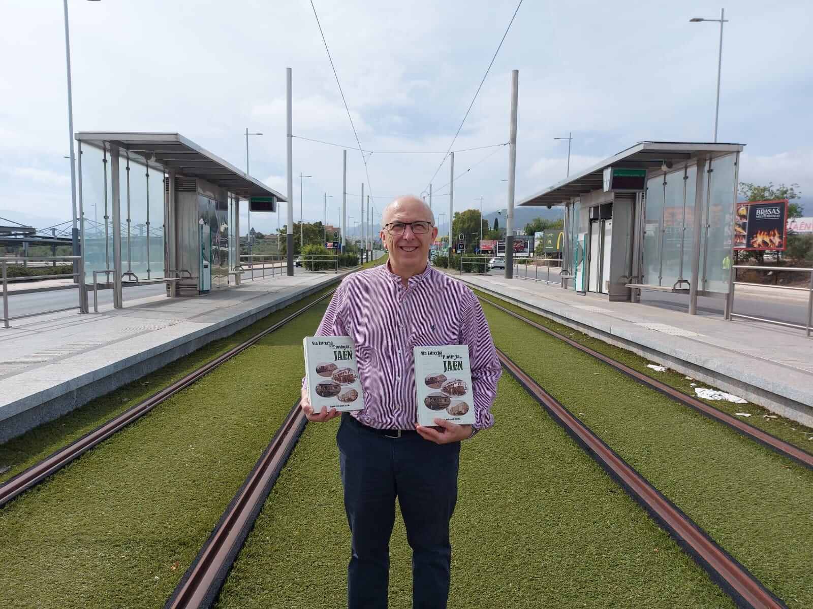 Manuel Rodríguez con su nuevo libro