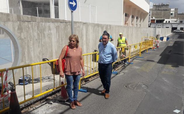 Los dos concejales comprobando el acerado provisional del colegio.