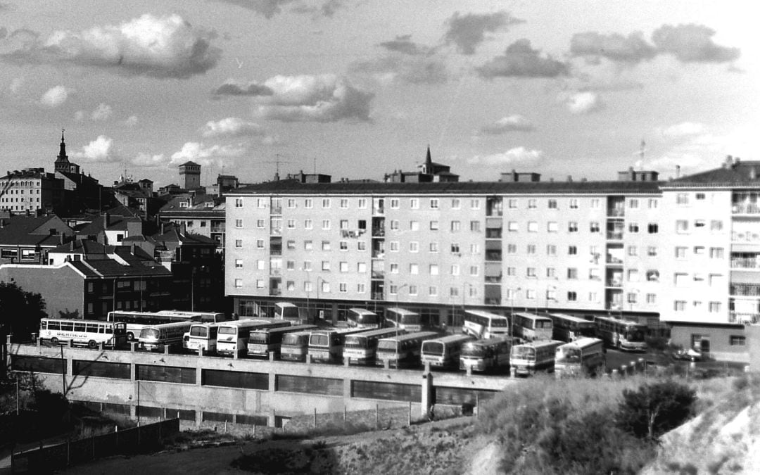 Campa de la estación de autobuses de Segovia construida en los bajos de un edificio del Paseo de Ezequiel González