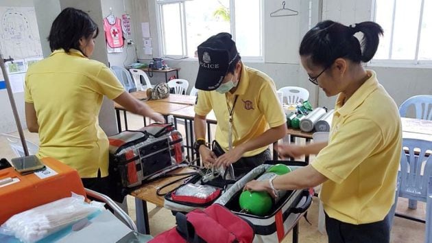 Los equipos de rescate preparan sus equipos de emergencia.