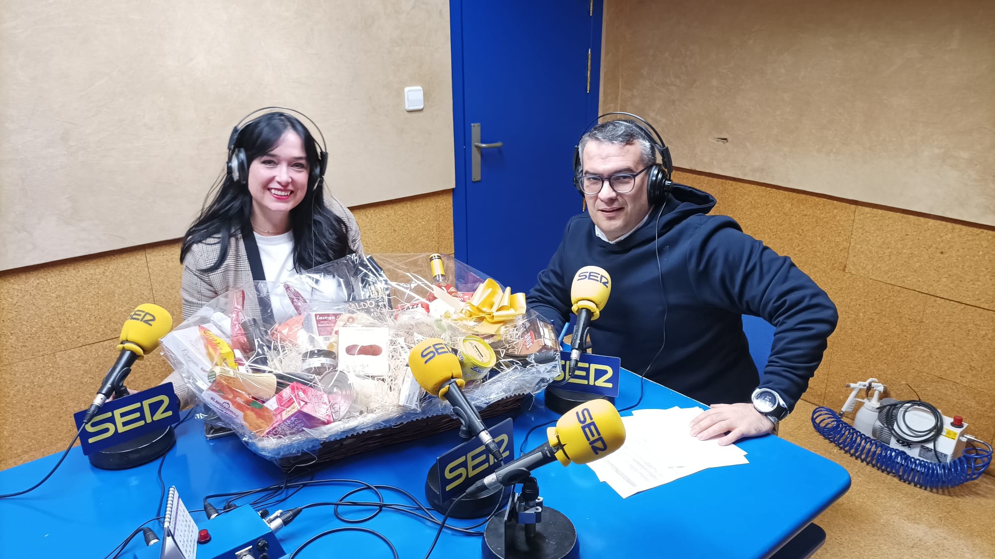 La alcaldesa Huesca, Lorena Orduna, -en la imagen, con Fran Montaner- actuó como &#039;mano inocente&#039; para elegir a la ganadora de la cesta de Navidad de Radio Huesca-SER