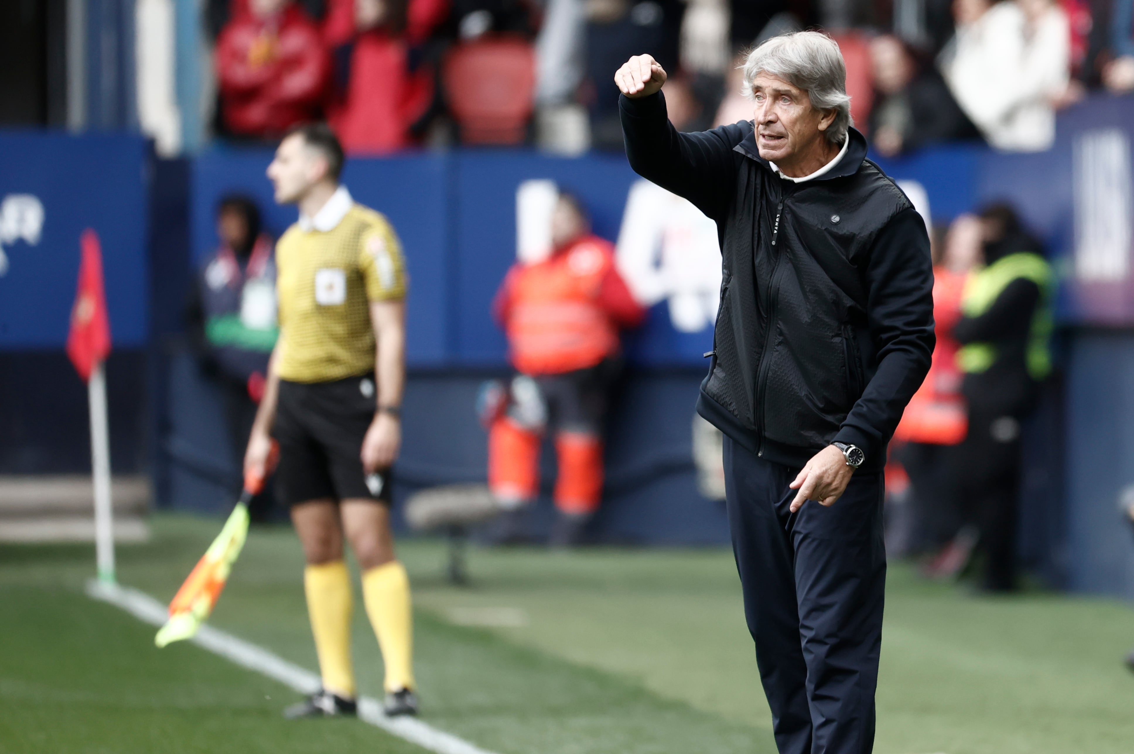 PAMPLONA, 12/04/2026.- El entrenador del Real Betis, Manuel Pellegrini, da instrucciones a sus jugadores durante el partido de Liga que Real Betis y Osasuna disputan este domingo en el estadio de El Sadar. EFE/Jesús Diges
