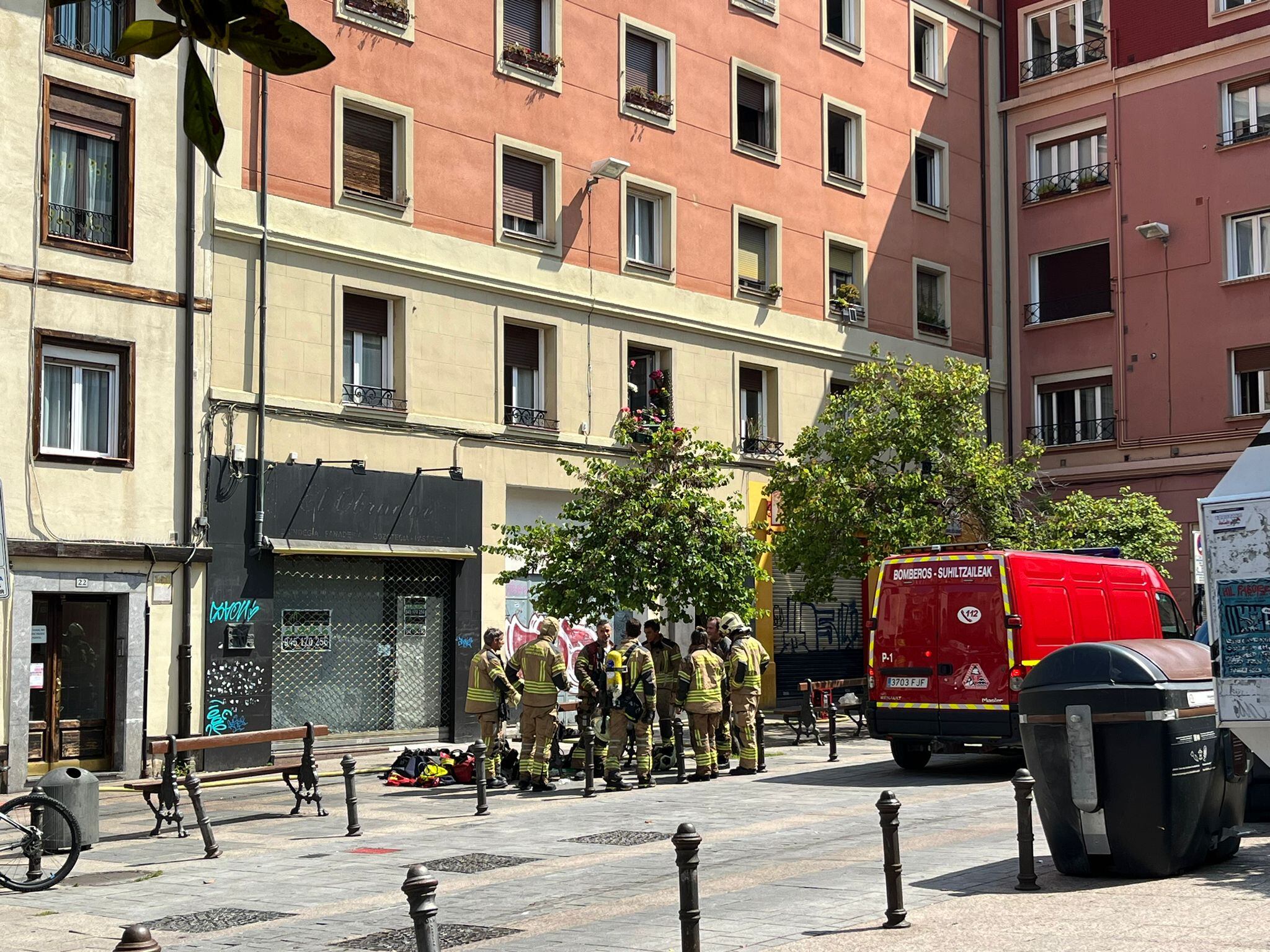 Bomberos trabajando en el incendio del centro de Vitoria.