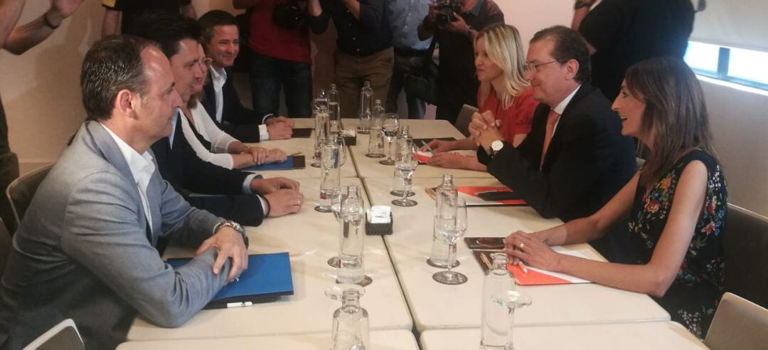 Los miembros del comité negociador de PP y Ciudadanos en la reunión del jueves de la semana pasada en Murcia