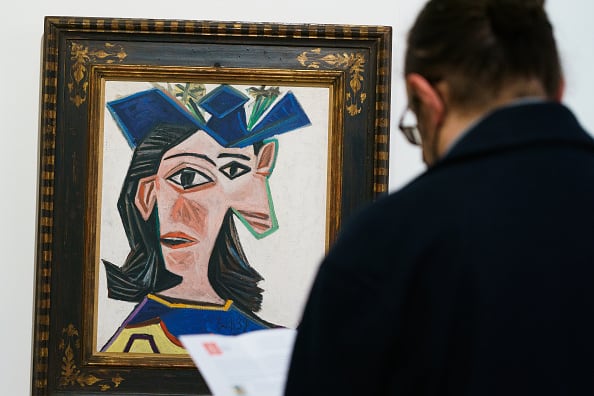 Un hombre observa la obra &#039;Busto de un mujer,&#039; de Picasso, en la Real Academia de Bellas Artes, en Madrid