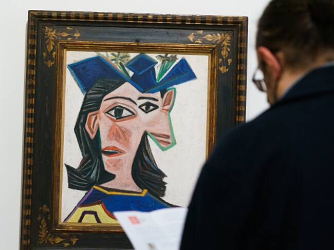 Un hombre observa la obra 'Busto de un mujer,' de Picasso, en la Real Academia de Bellas Artes, en Madrid