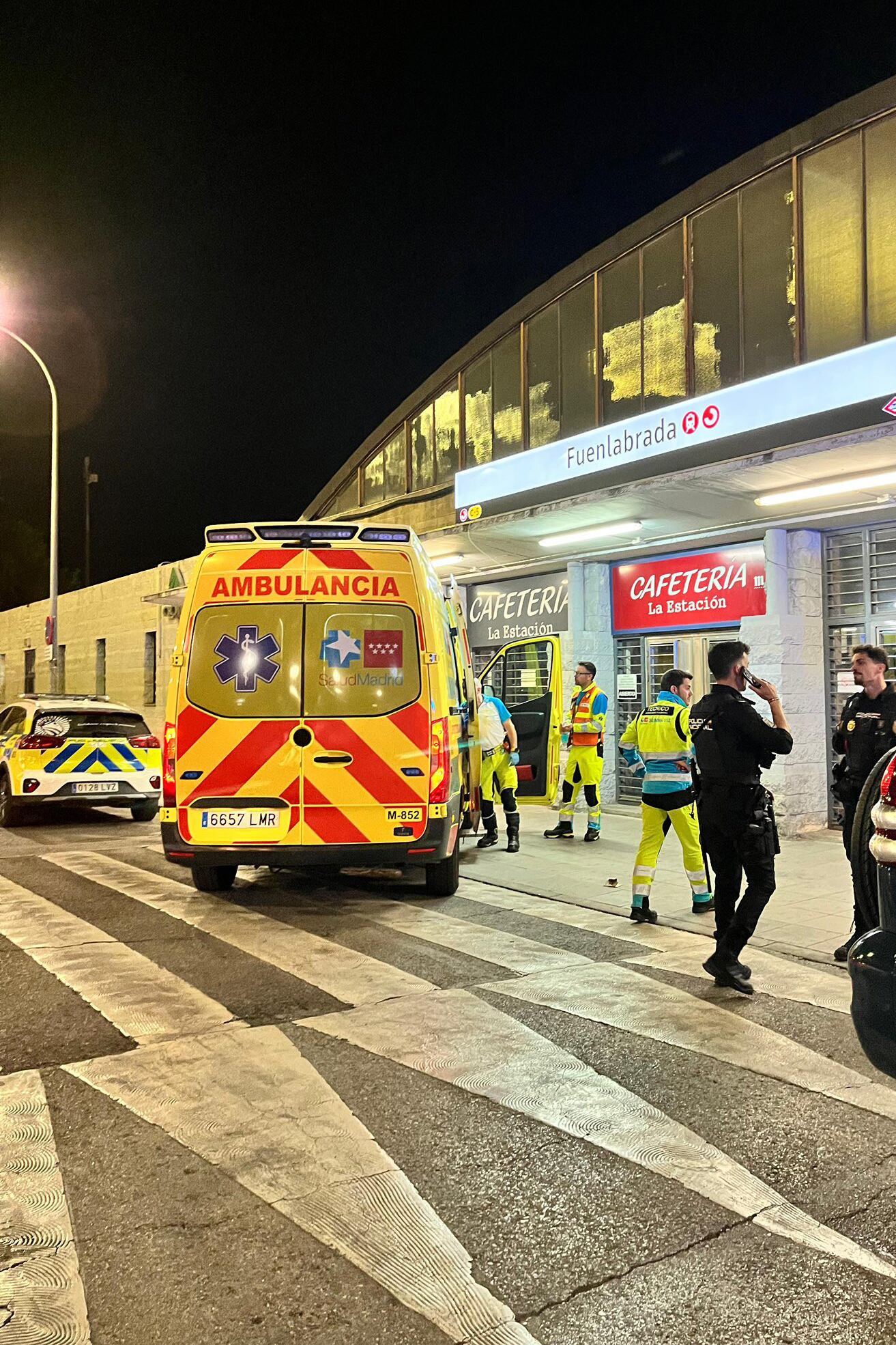 Imagen del operativo sanitario a las afueras de la estación de Fuenlabrada Central