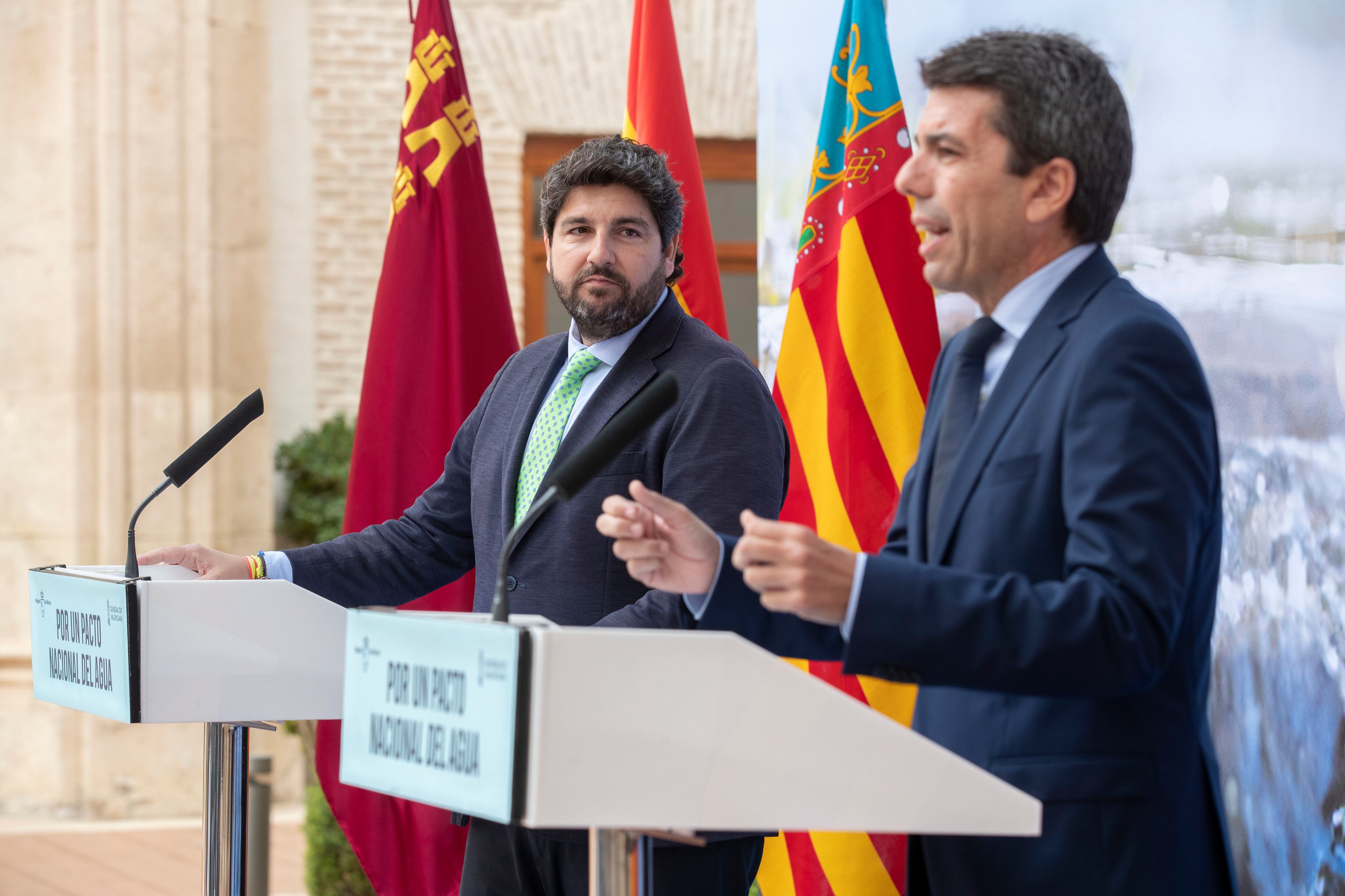 MURCIA, 21/03/2024.- El presidente de la Región de Murcia, Fernando López Miras (i), y el presidente de la Comunidad Valenciana, Carlos Mazón (d), ofrecen una rueda de prensa después de firmar un manifiesto conjunto para reivindicar un Pacto Nacional del Agua con motivo del Día Mundial del Agua que se celebra el 22 de marzo, este jueves en el Palacio de San Esteban de Murcia capital. EFE/Marcial Guillén
