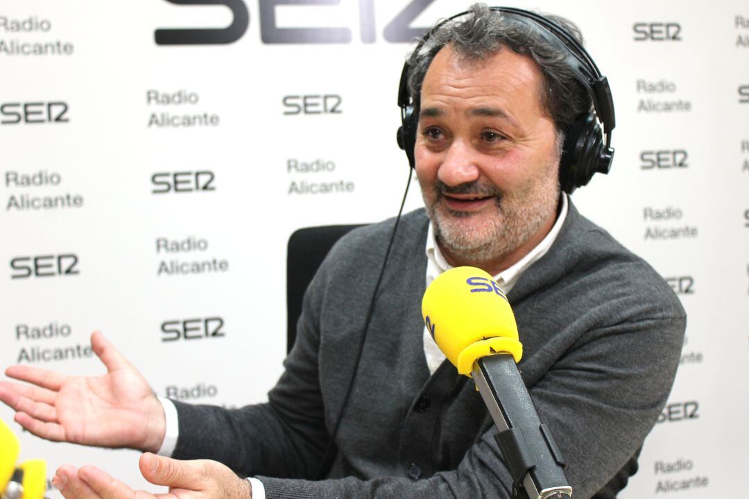 Francesc Sanguino durante una entrevista en Radio Alicante. Foto de archivo.