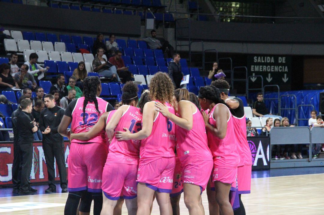 Las jugadoras tinerfeñas lucieron equipación especial con motivo del día internacional de la lucha contra el cáncer de mama