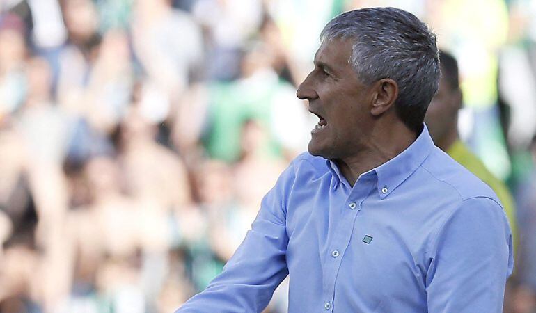 GRAF5851. SEVILLA.- Quique Setién, entrenador del Real Betis, durante el partido de Liga correspondiente a la trigésimo séptima jornada, que Redal Betis y Sevilla FC disputan esta tarde en el estadio sevillano Benito Villamarín. EFE José Manuel Vidal