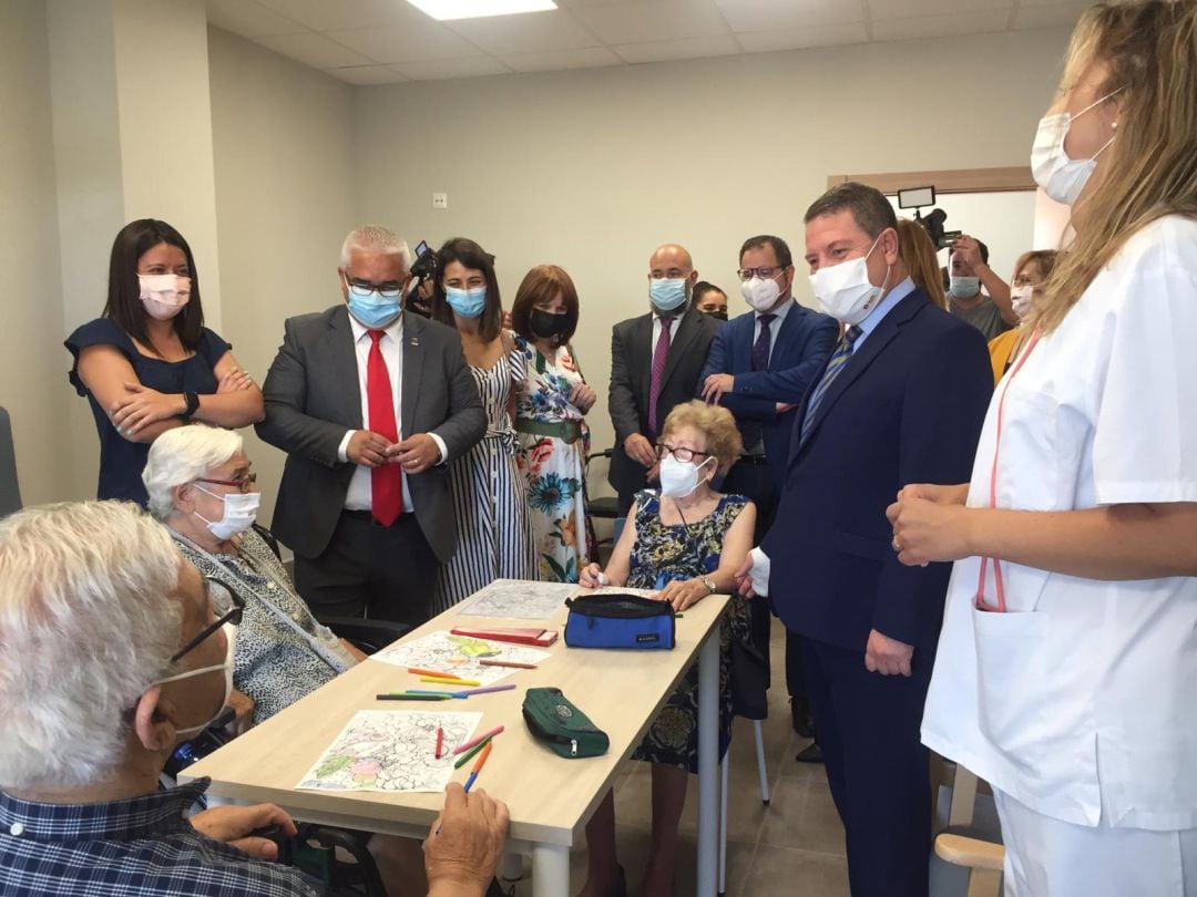Emiliano García-Page junto a Bárbara Torijano y Carlos Ortiz conversando con usuarios de la residencia