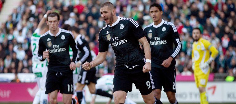 CORDOBA, SPAIN - JANUARY 24: Karim Benzema of Real Madrid CF celebrates scoring their opening goal during the La Liga match between Cordoba CF and Real Madrid CF at El Arcangel stadium on January 24, 2015 in Cordoba, Spain. (Photo by Gonzalo Arroyo Moreno