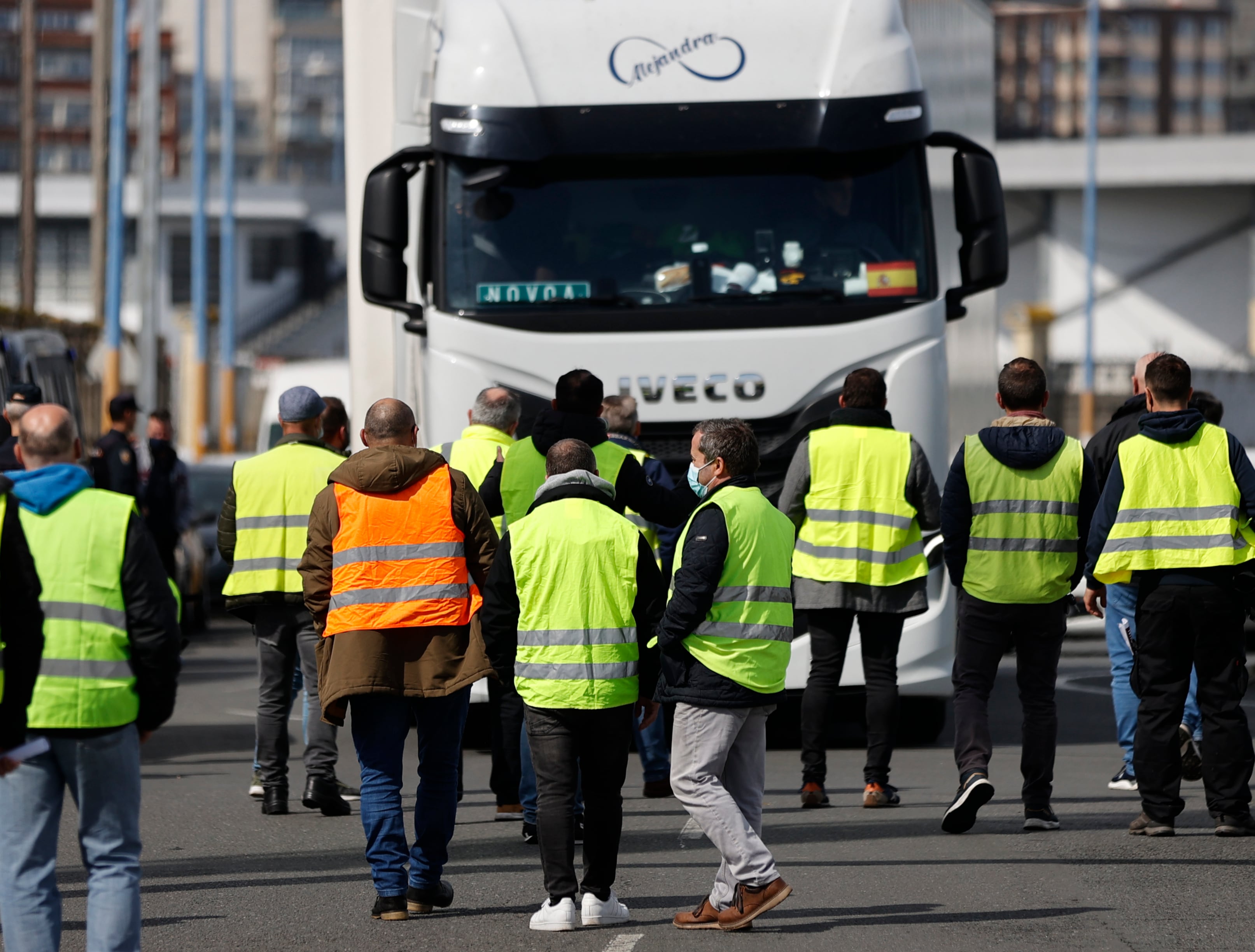 GRAF8670. A CORUÑA, 14/03/2022.- Un grupo de alrededor de 50 personas ha montado este lunes un piquete informativo en los accesos al puerto de A Coruña con motivo de la huelga en el sector del transporte que se desarrolla desde la pasada medianoche.. EFE/ Cabalar
