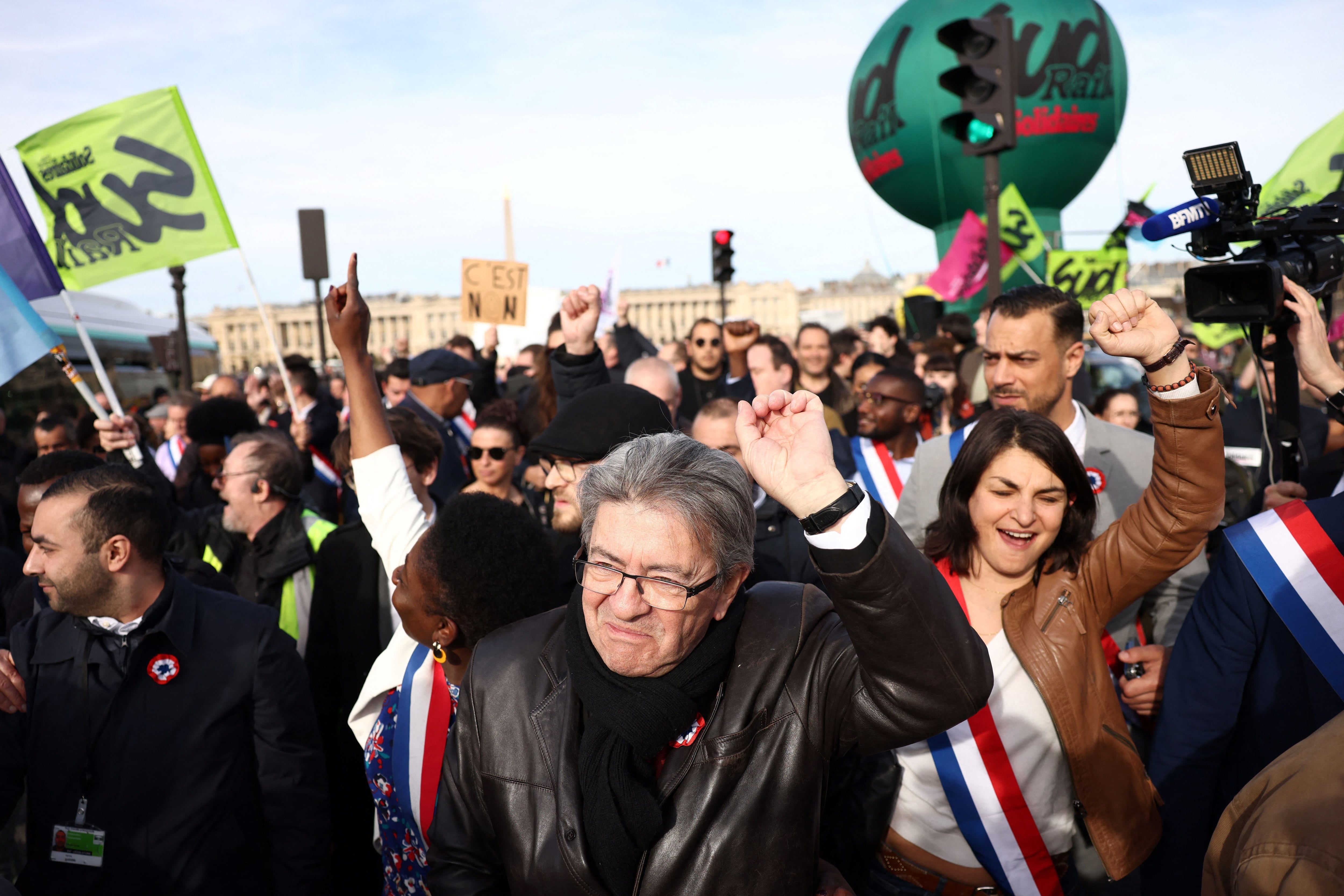 El líder de la Francia Insumisa, Jean-Luc Melenchon, durante las protestas frente a la Asamblea Nacional este jueves