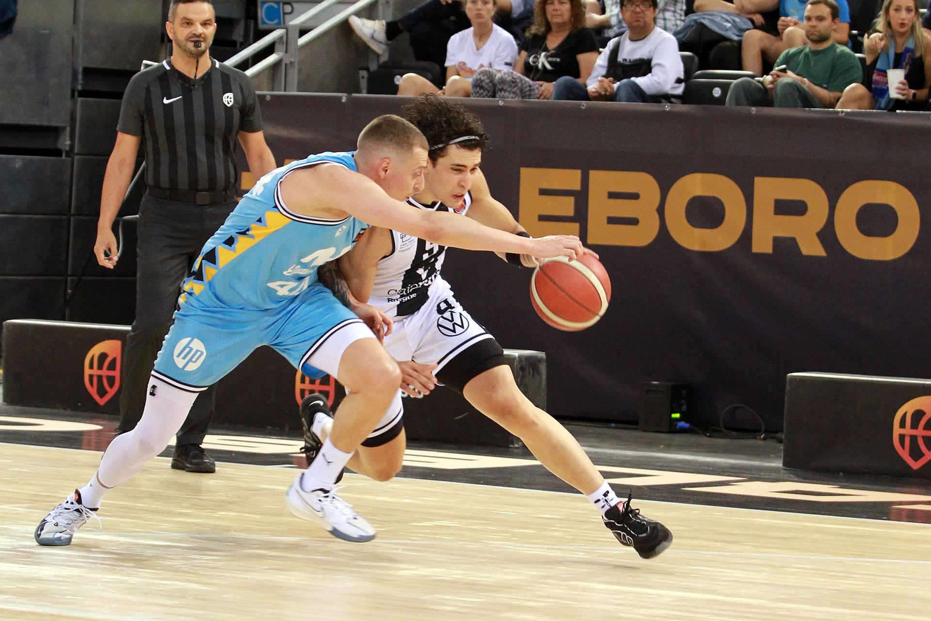 Caio Pacheco defendido por el letón Toms Leimanis, una auténtica pesadilla para el Grupo Ureta Tizona. / Foto: Jairo Manzano