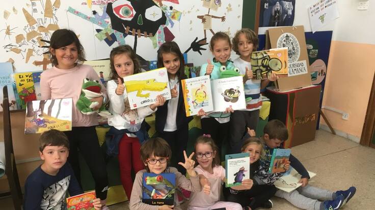 Nos sentamos en los pupitres del Colegio Francisco Vitoria