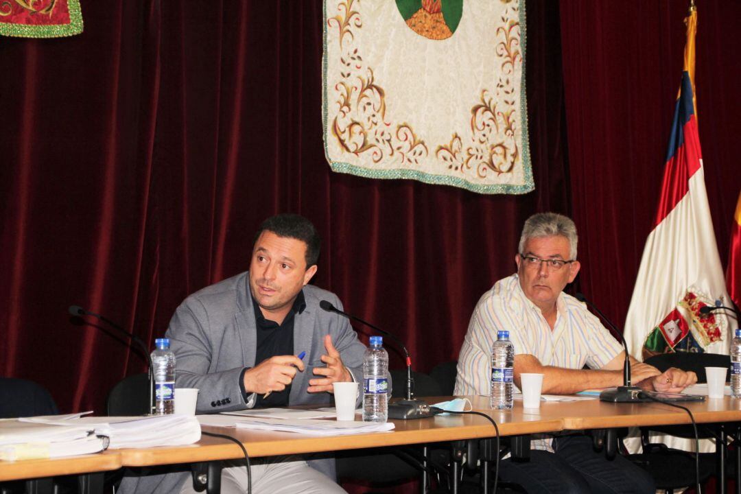 El alcalde de Yaiza, Óscar Noda (UPY), y el primer teniente de alcalde, Ángel Domínguez (CC) en el Pleno del pasado 2 de julio.