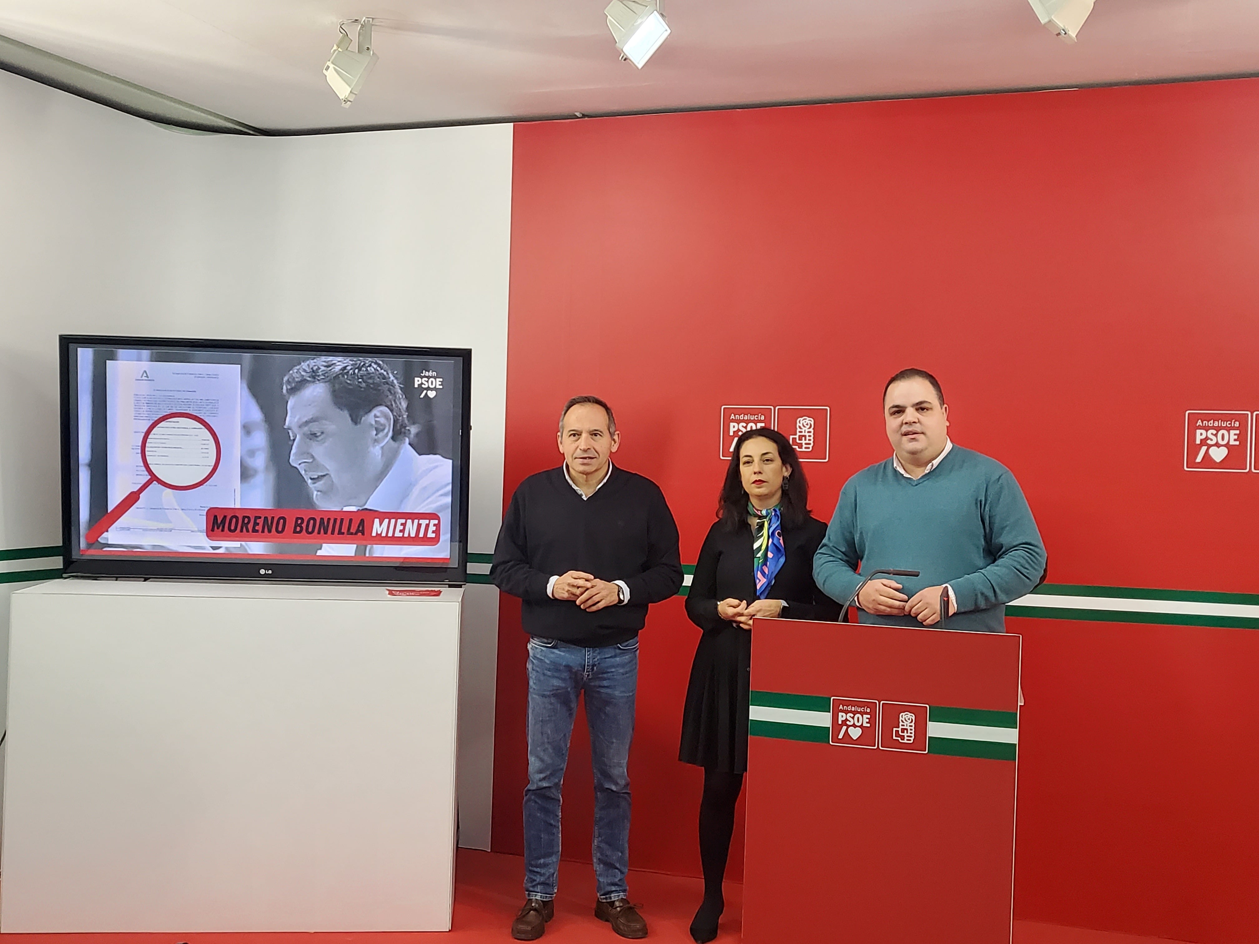 Jacinto Viedma, Mercedes Gámez y Víctor Torres en la sede provincial del PSOE.