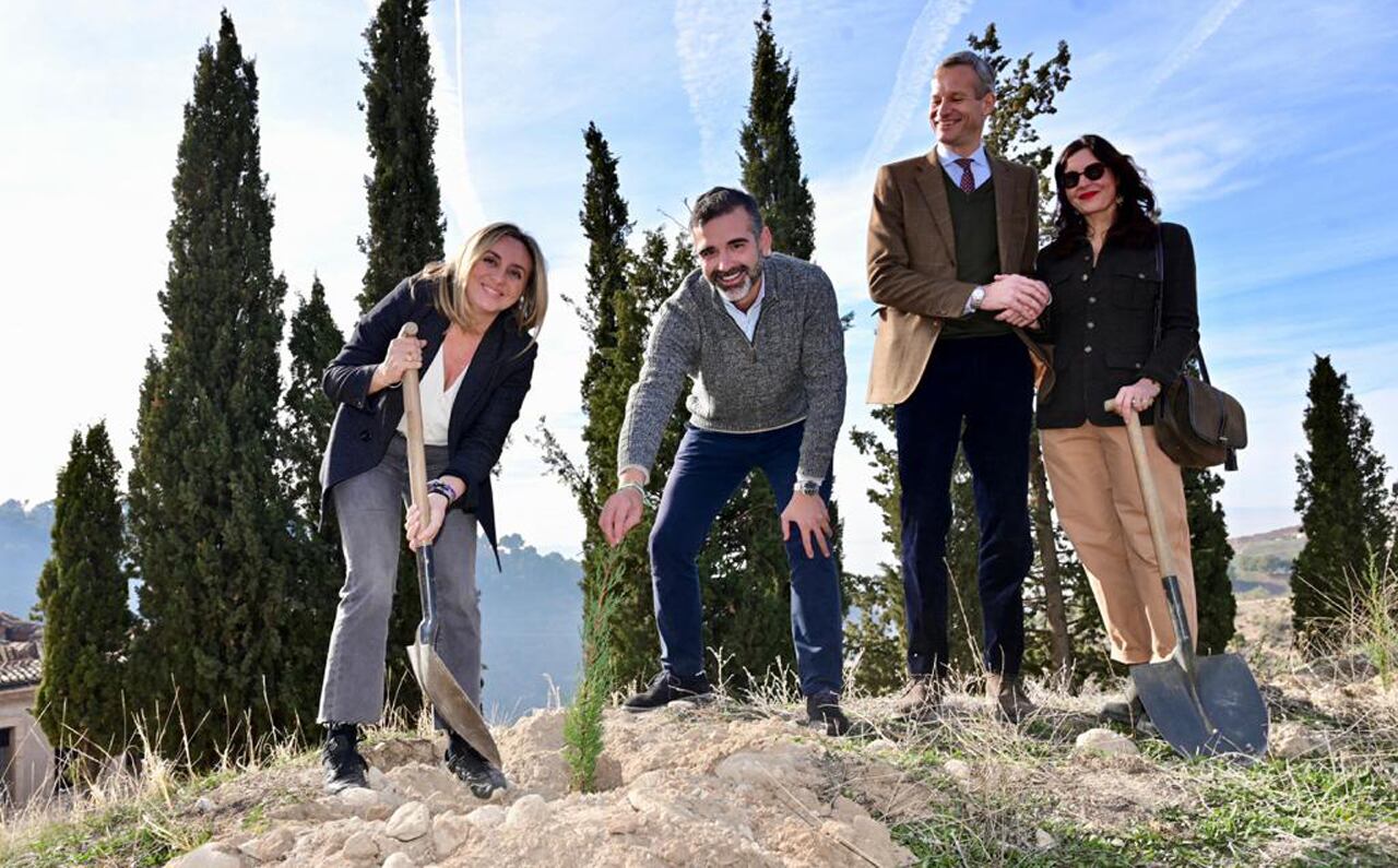 La alcaldesa de Granada, el consejero de Medio Ambiente y responsables de la fundación “Plant For The Planet” en el comienzo de la replantación de árboles en el Cerro de San Miguel