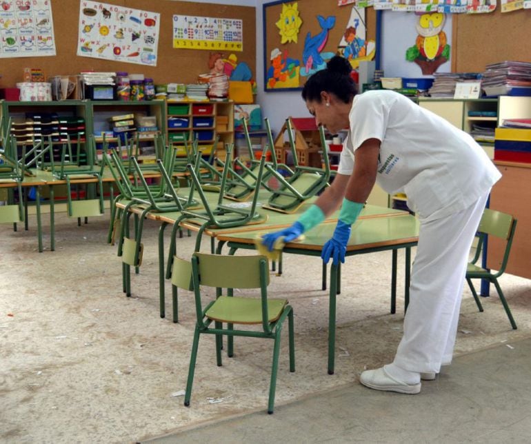 Una limpiadora de un centro escolar