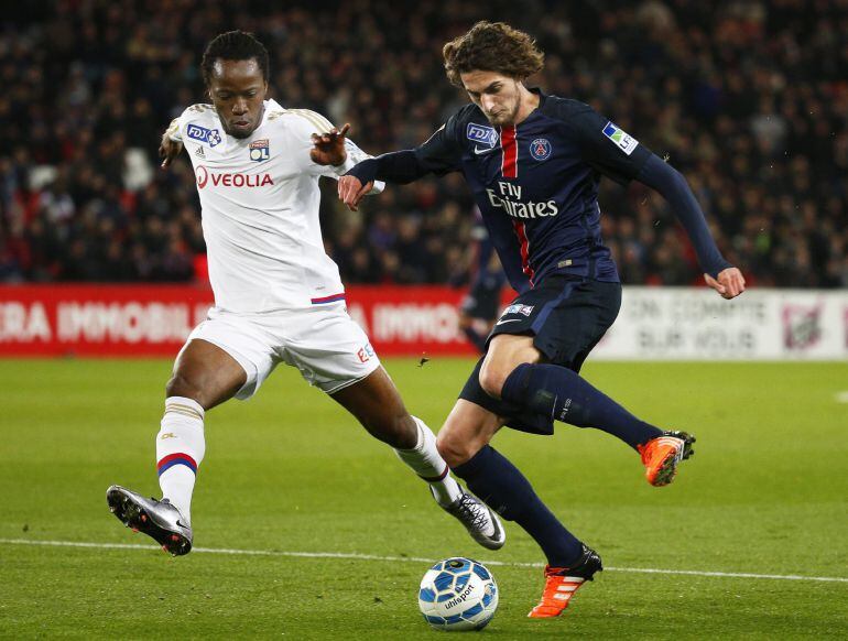 El jugador del Paris Saint-Germain Adrien Rabiot disputa el balón con Bakary Kone del Olympique Lyon hoy, miércoles 13 de enero de 2016, durante el juego de cuartos de final de la Copa de la Liga francesa que se disputa en el estadio Parque de los Príncip