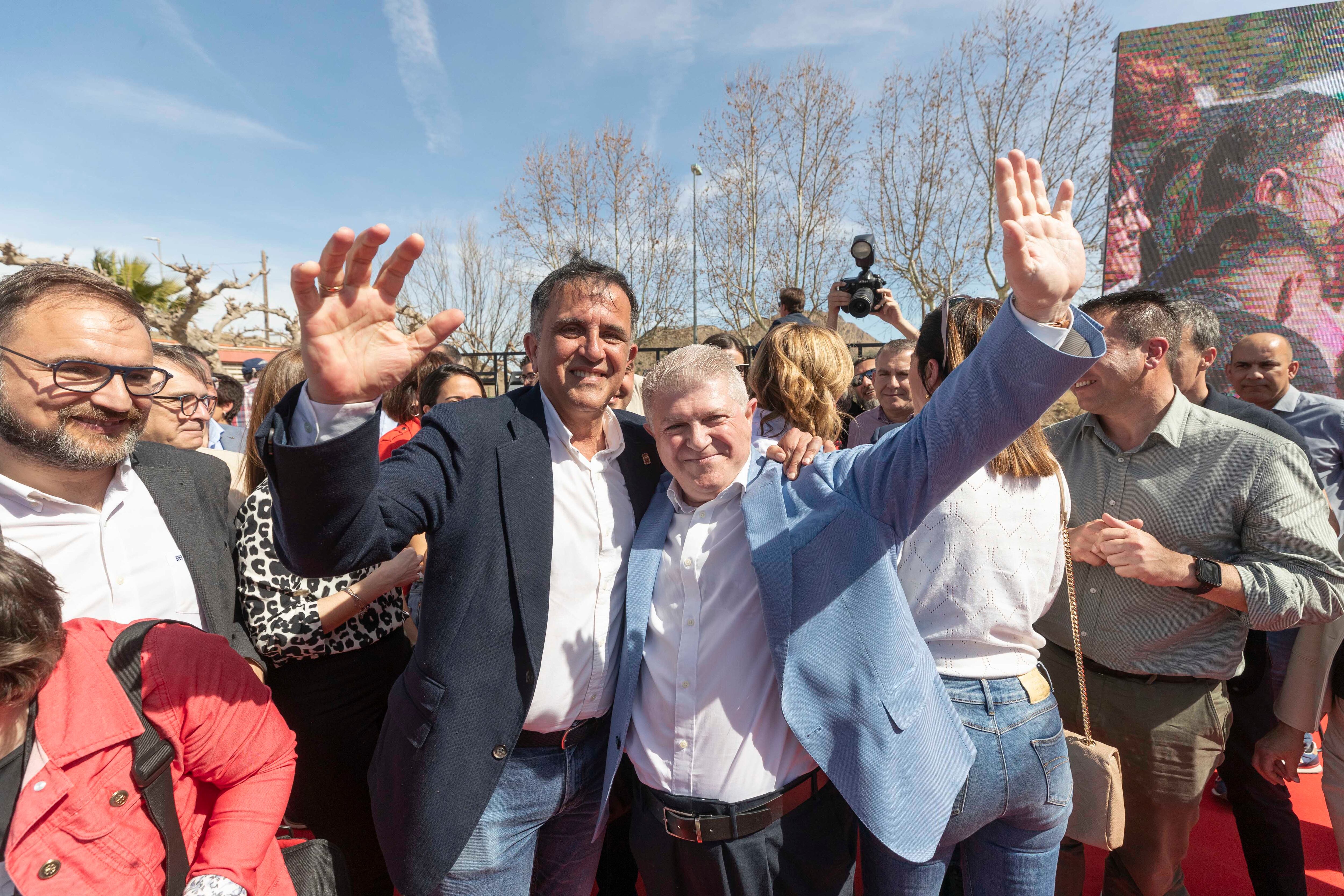 -El secretario general del PSOE en la Región de Murcia y candidato a la presidencia de la Comunidad José Vélez (d) acompañado por el alcalde de Murcia José Antonio Serrano (i) durante el acto de presentación de la candidatura candidato a la presidencia de la comunidad murciana en las elecciones del 28 de mayo este sábado en el recinto ferial de Calasparra, Murcia. EFE/Marcial Guillén