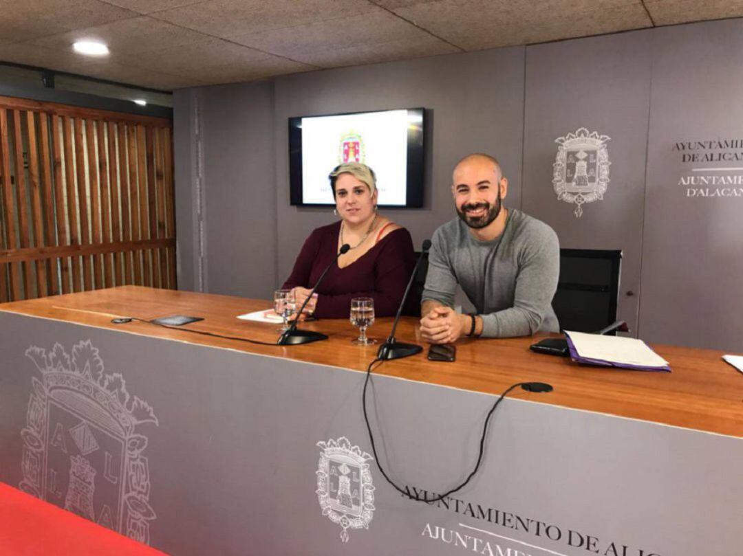 La edil, Vanessa Romero, junto con el portavoz de UP, Xavier López, en una imagen de archivo durante una rueda de prensa
