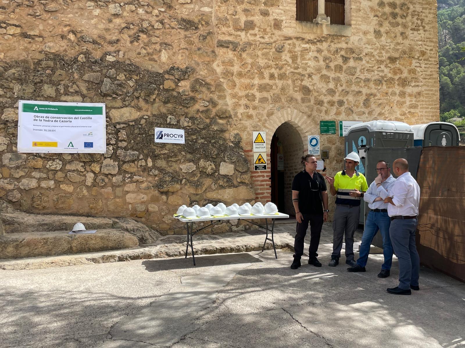 El delegado de Cultura, José Ayala, con el alcalde de Cazorla, José Luis Olivares, en la visita al Castillo de la Yedra, en Cazorla.