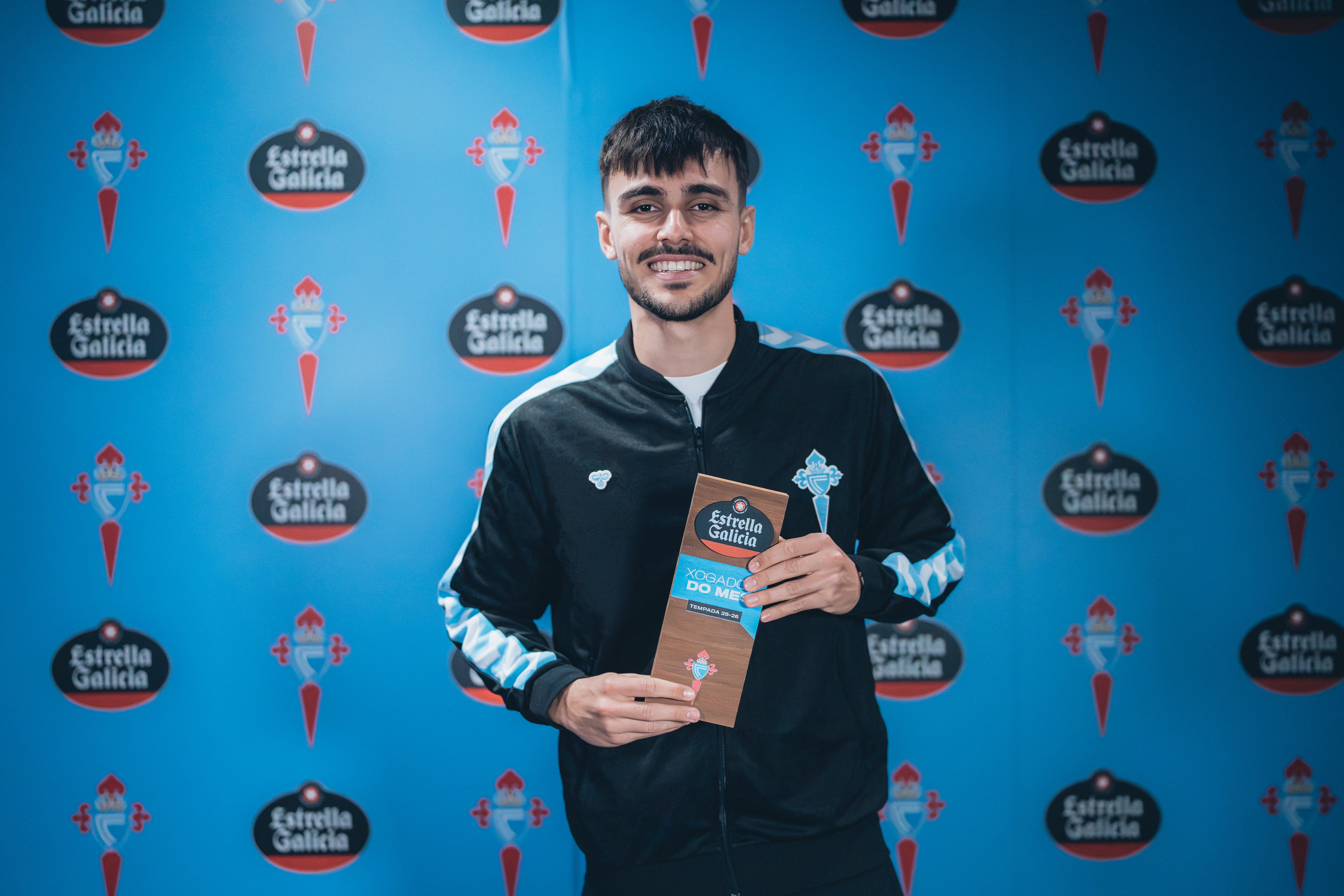 Miguel Román con el trofeo Estrella Galicia al mejor jugador del Celta en febrero. / RCCV