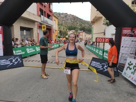 Cristina Rosellò cruz la meta como campeon de la prueba