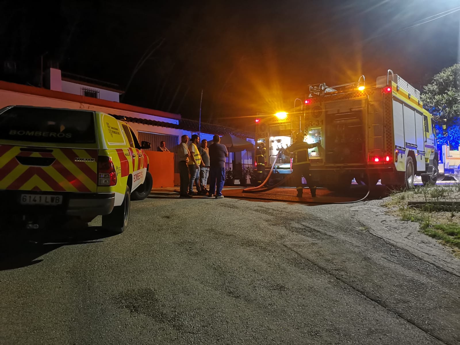 Intervención de los bomberos en el pinar