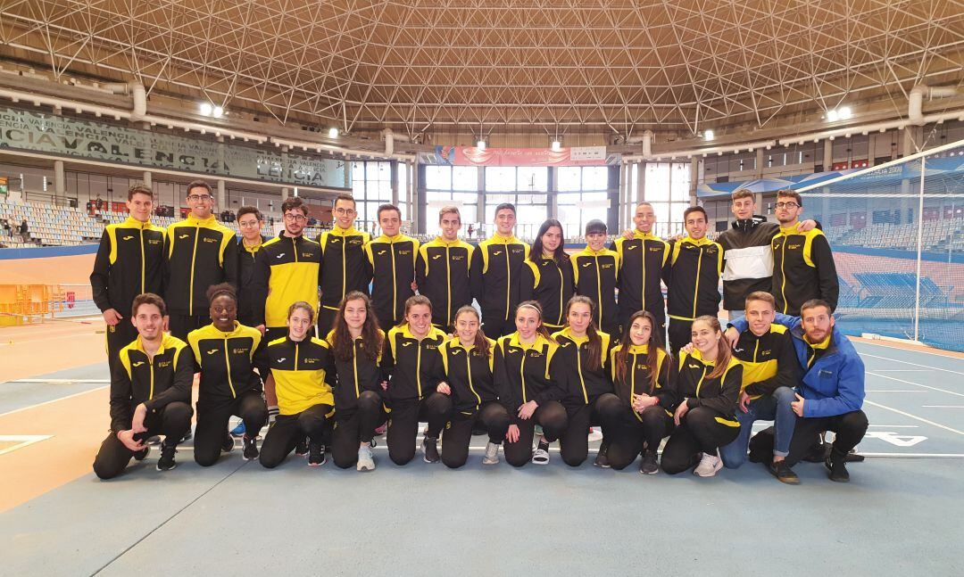 Chicos y chicas del CA Safor Teika en el Lluis Puig de València