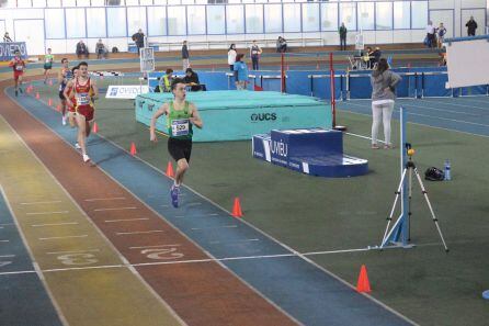 David Escudero durante la prueba de 800 metros en la Pista Cubierta de Oviedo.