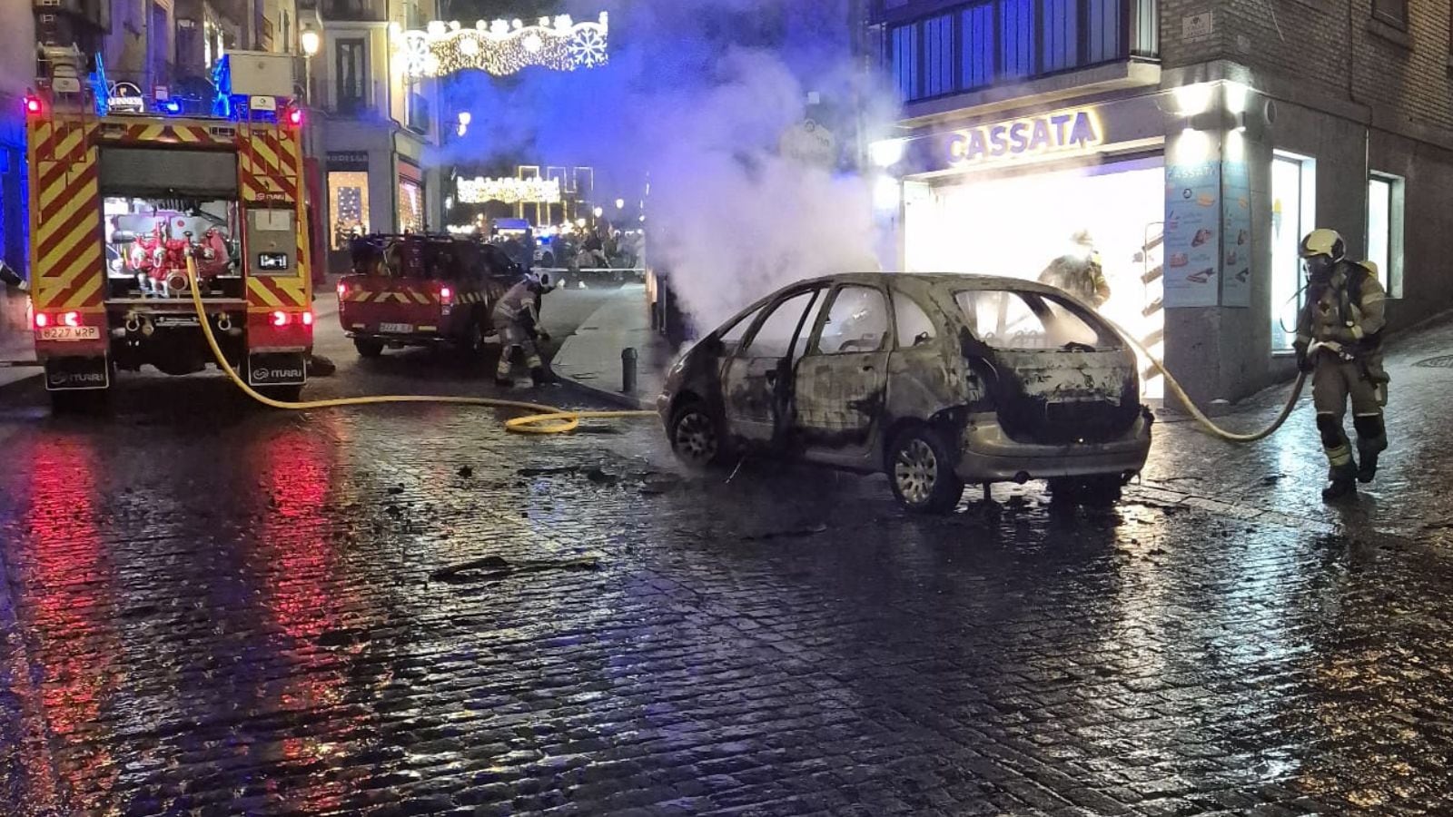 Estado en el que ha quedado el vehículo incendiado en Toledo