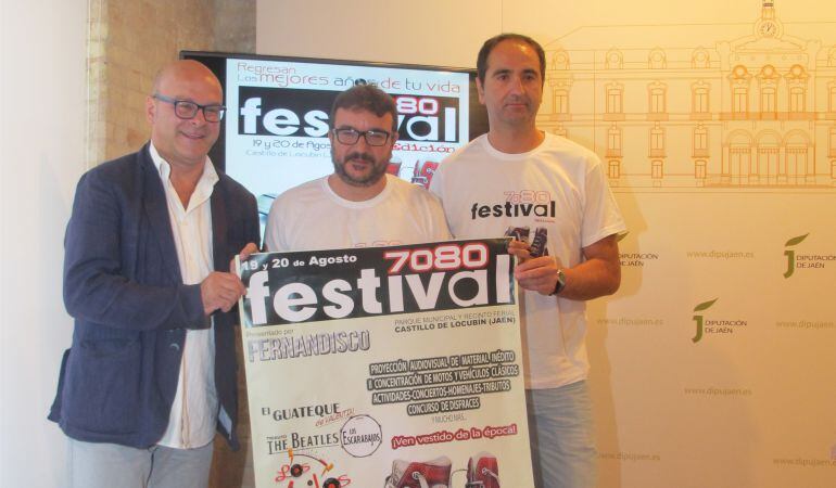 Manuel Fernández junto al alcalde de Castillo de Locubín, Cristóbal Rodríguez y al responsable del festival, Aniceto Anguita