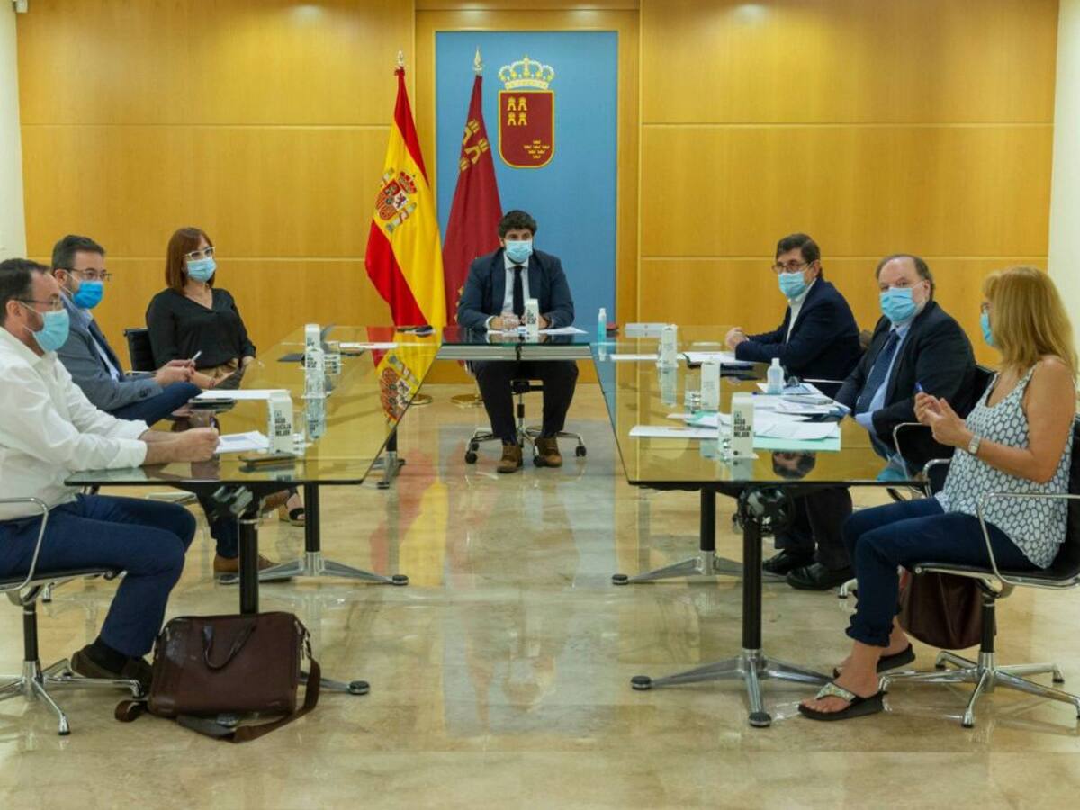 "Confinar municipios o retroceder a la fase 2 es una posibilidad", según López Miras