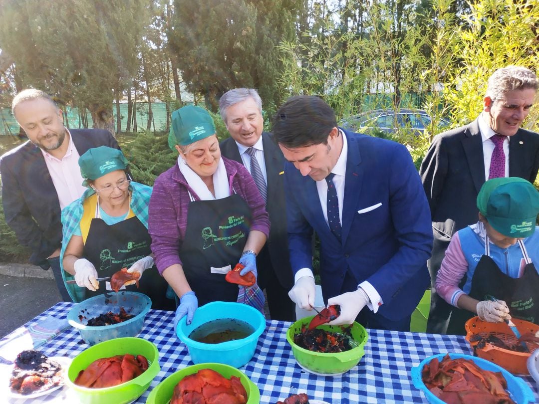 Quiñones se estrena en el arte de pelar pimientos