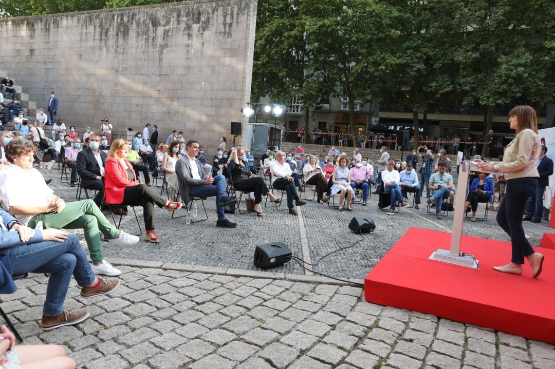 La candidata a lehendakari del PSE-EE, Idoia Mendia, durante su intervención en un acto en la Plaza de los Fueros de Vitoria en el que participa también el presidente del Gobierno, Pedro Sánchez, en Vitoria-Gasteiz, 