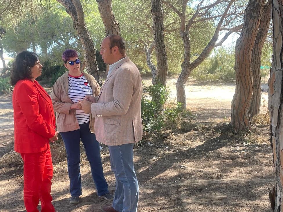 Óscar Curtido junto a la alcaldesa Carmen Álvarez