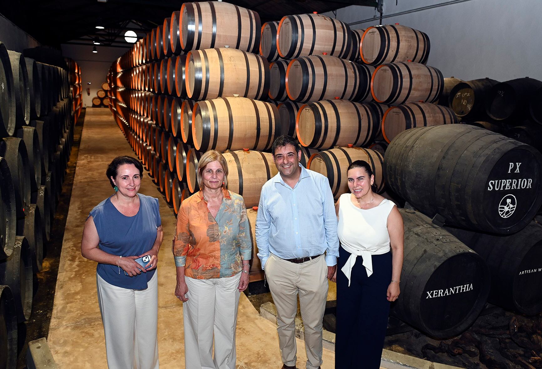 La alcaldesa de Jerez, María José García-Pelayo, conoce junto a la delegada Nela García la bodega Xeranthia.