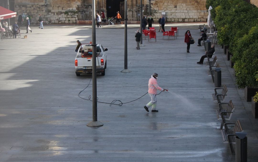 Desinfección de la Plaza Nueva de Lucena por el Covid.