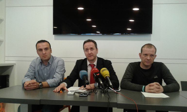 El presidente del club Rafa Hernández y el entrenador Chema Rodríguez junto a Eduardo Díaz en el anuncio oficial de la desaparición del equipo de Superliga Femenina