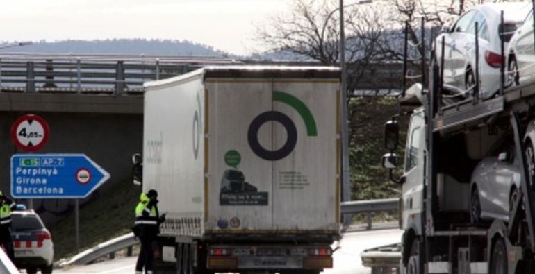 Els Mossos aturen camions que es dirigeixen a La Jonquera.