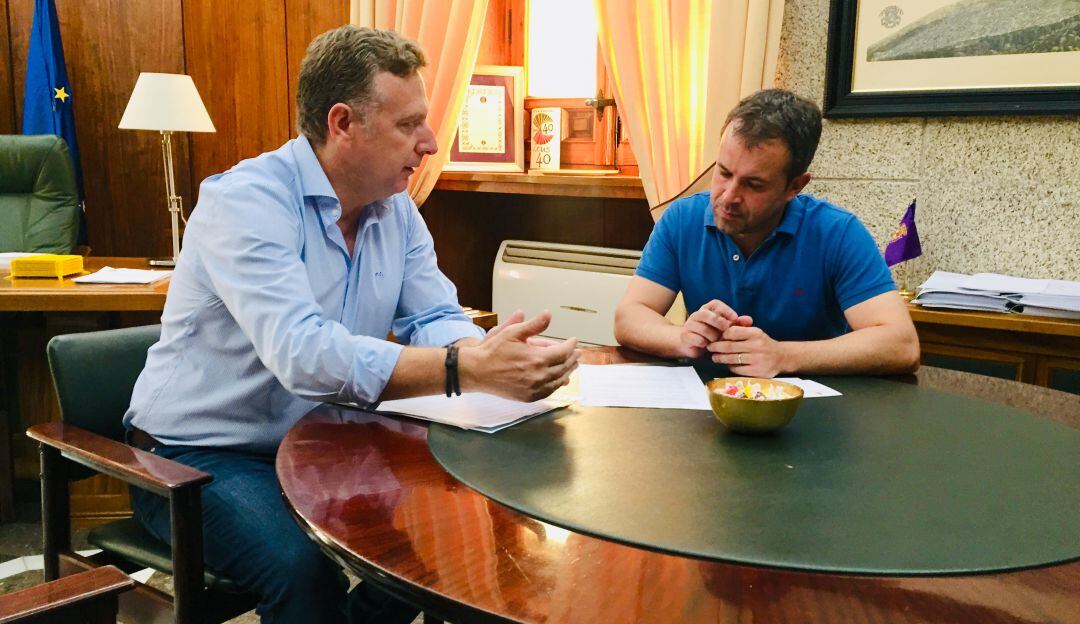 De derecha a izquierda, el alcalde de Jaén, Julio Millán, y el representante del barrio de Las Infantas, Pedro Quesada.