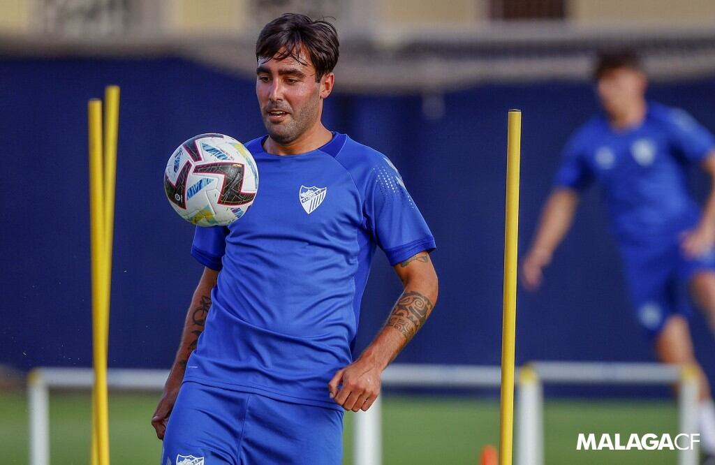 Escassi controla el balón en el entrenamiento del martes