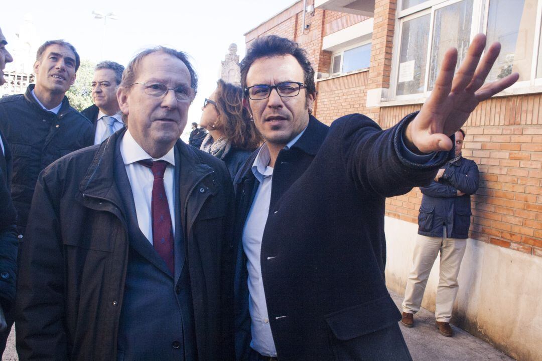 El alcalde de Cádiz en la visita a los depósitos de tabaco